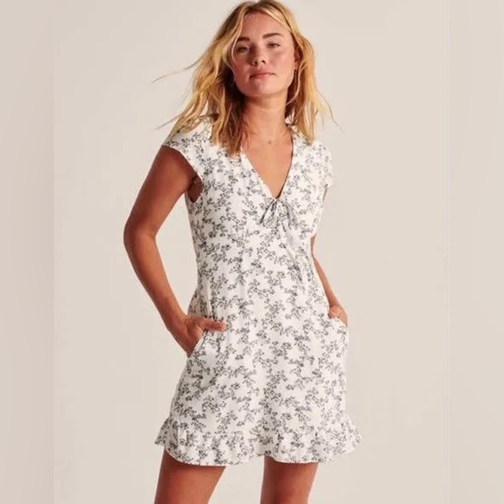 MUST GO‼️ Abercrombie & Fitch Lined Blue Floral Mini Dress - S
